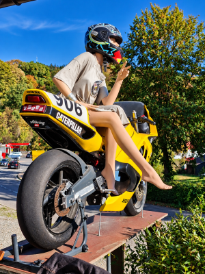 Gelbe Honda-Rennmaschine mit Motorradfigur bei Jills Wurstbruzzlerei