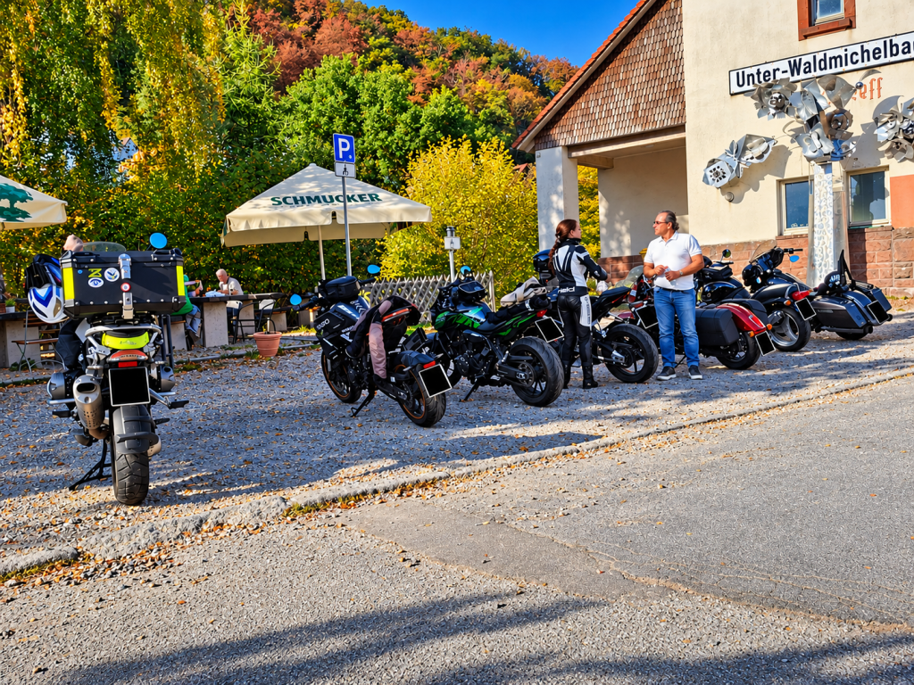 Mehrere abgestellte Motorräder und Biker bei Jills Wurstbruzzlerei
