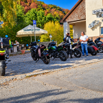 Mehrere abgestellte Motorräder und Biker bei Jills Wurstbruzzlerei
