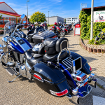 Blau-schwarzes Tourenmotorrad vor weiteren Motorrädern beim Bikerfrühstück in Kronau