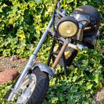 Motorrad vor einer mit Efeu bewachsenen Wand beim Bikerfrühstück in Kronau