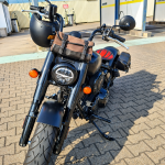 Schwarze Indian 116 mit breitem Vorderreifen und LED-Scheinwerfer beim Bikerfrühstück in Kronau