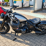 Custom-Motorrad mit mattsilbernem Tank, V-Twin-Motor und Speichenrädern beim Bikerfrühstück in Kronau