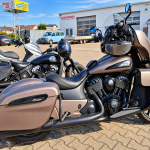 Indian Touring in Bronze mit großer Frontverkleidung und Seitenkoffern beim Bikerfrühstück in Kronau