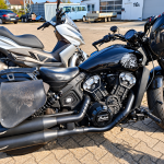 Schwarze Indian Custom mit auffälligem Tankmotiv und Ledertasche beim Bikerfrühstück in Kronau