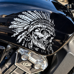 Detailaufnahme des Tankmotivs einer schwarzen Indian Custom beim Bikerfrühstück in Kronau