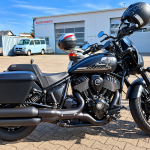 Schwarzer Indian Cruiser mit V-Twin-Motor und Doppelauspuff beim Bikerfrühstück in Kronau