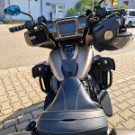 Fahrerblick auf das Cockpit einer Indian Touring mit Display, Instrumenten und Windschutzscheibe