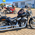 Schwarzer Harley-Davidson Cruiser mit Chrom, Windschutzscheibe und Speichenrädern beim Bikerfrühstück in Kronau
