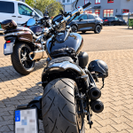 Heckansicht eines Motorrads mit besonders breitem Hinterreifen beim Bikerfrühstück in Kronau