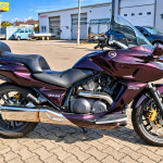 Dunkelviolette Honda DN-01 in Seitenansicht beim Bikerfrühstück in Kronau